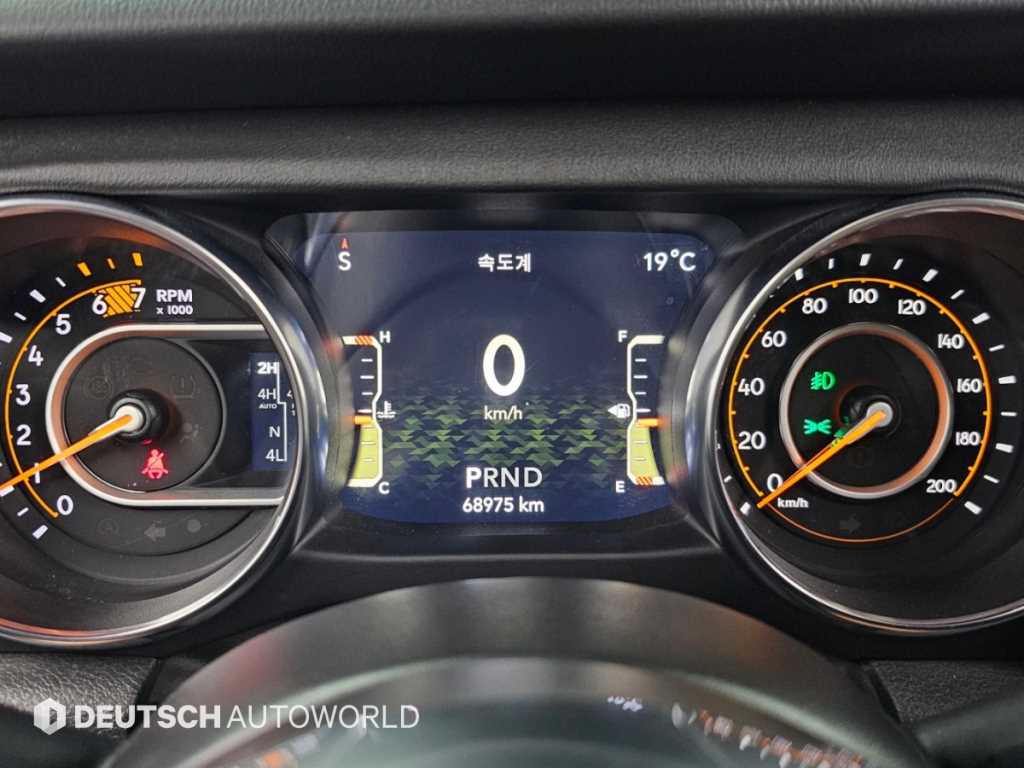 Jeep Wrangler — photo 08