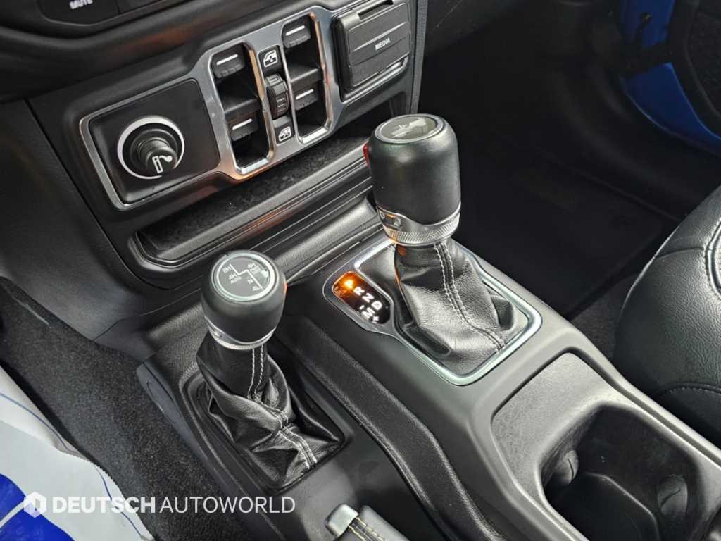 Jeep Wrangler — photo 09