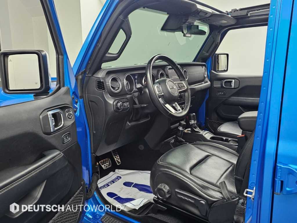 Jeep Wrangler — photo 11
