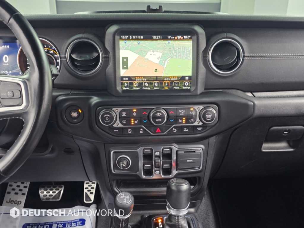 Jeep Wrangler — photo 14