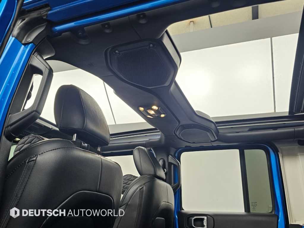 Jeep Wrangler — photo 18