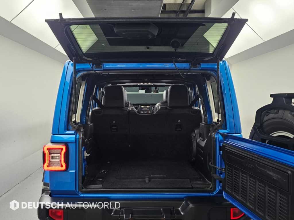 Jeep Wrangler — photo 19