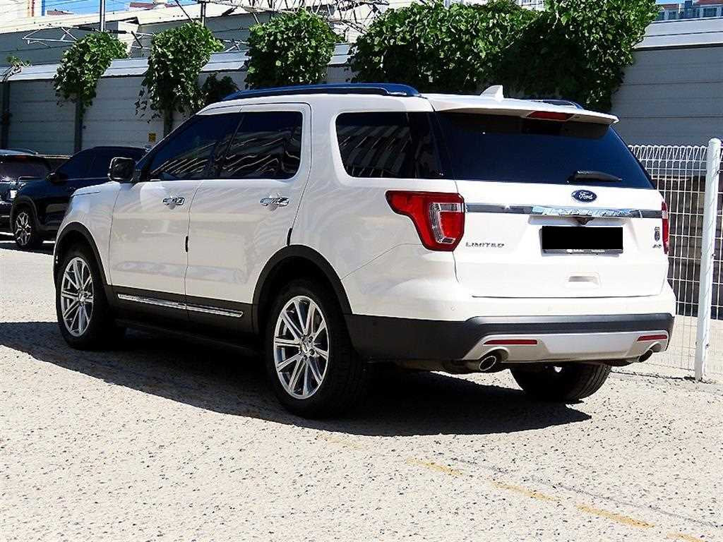 Ford Explorer — photo 03