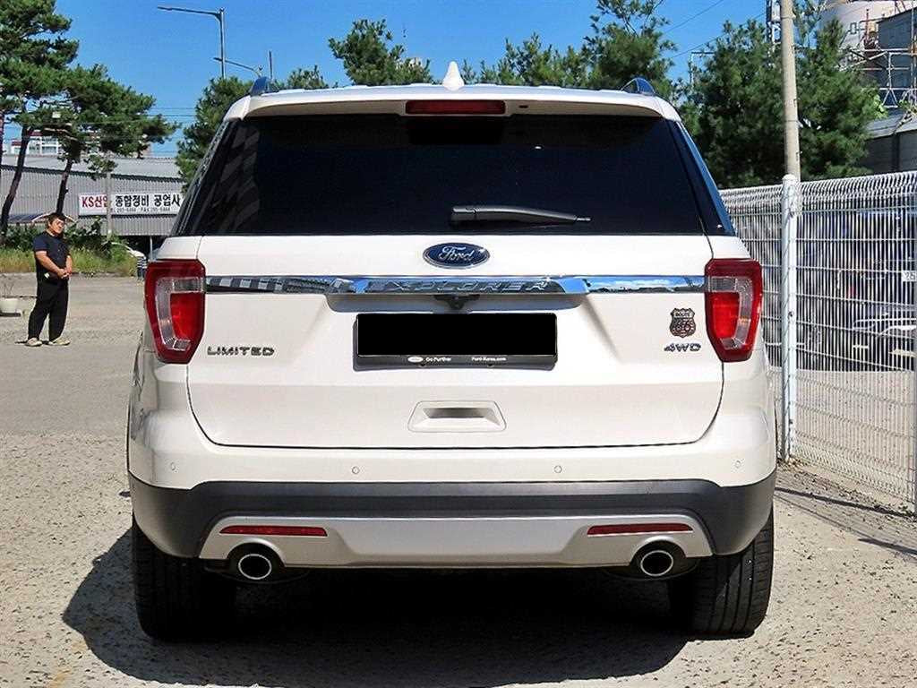 Ford Explorer — photo 04