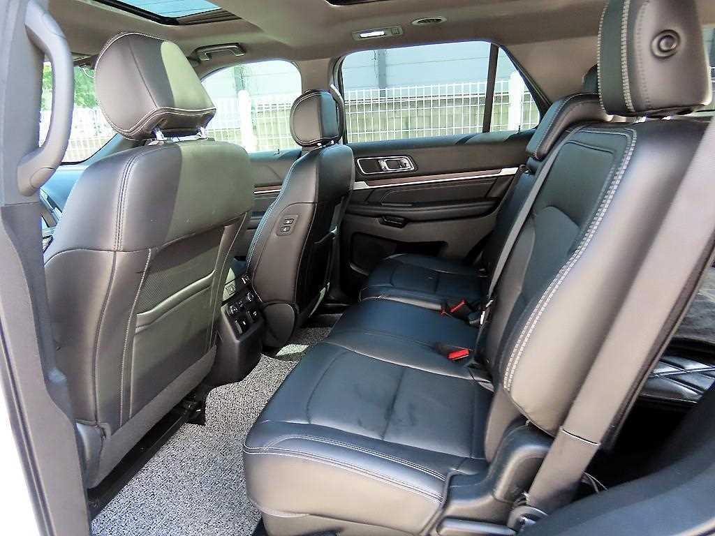 Ford Explorer — photo 06