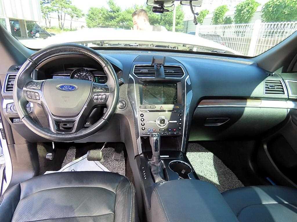 Ford Explorer — photo 07