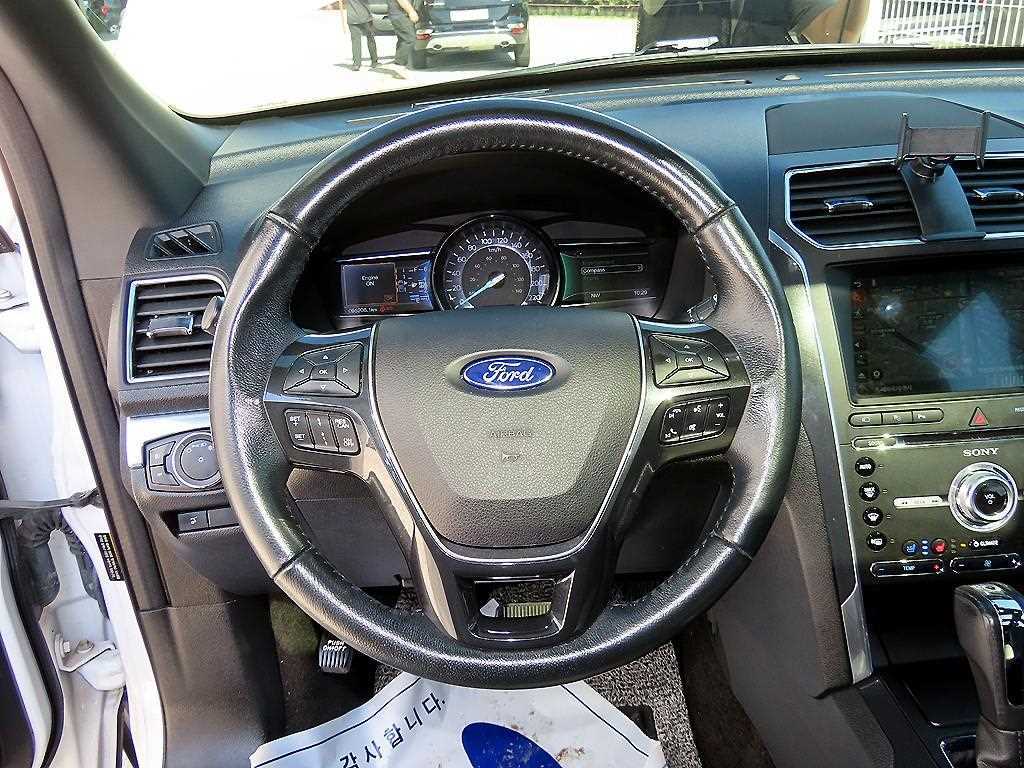 Ford Explorer — photo 08