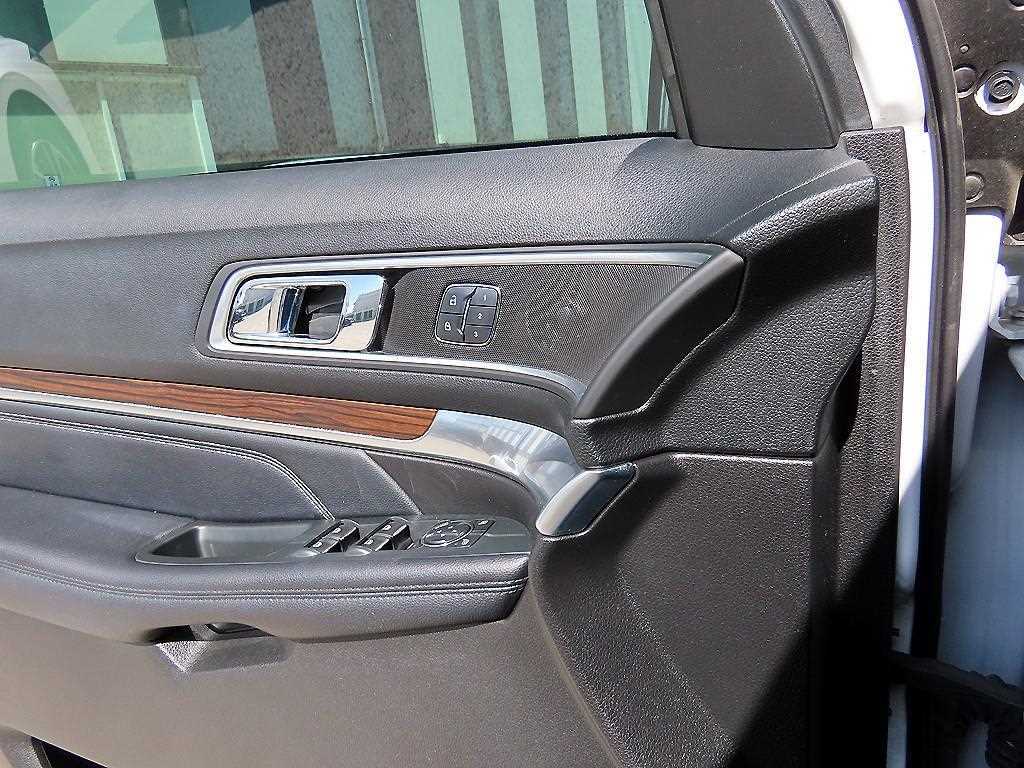 Ford Explorer — photo 11