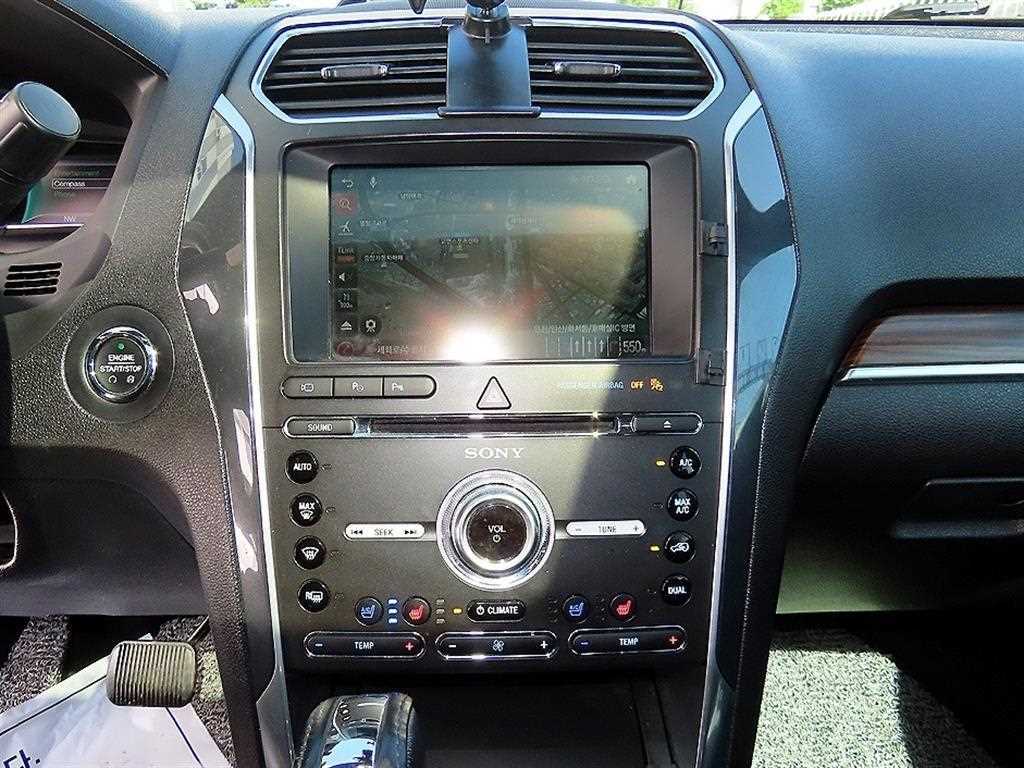 Ford Explorer — photo 12