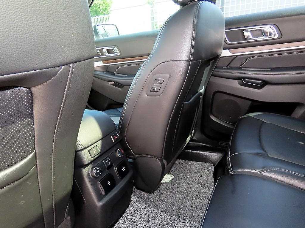 Ford Explorer — photo 15