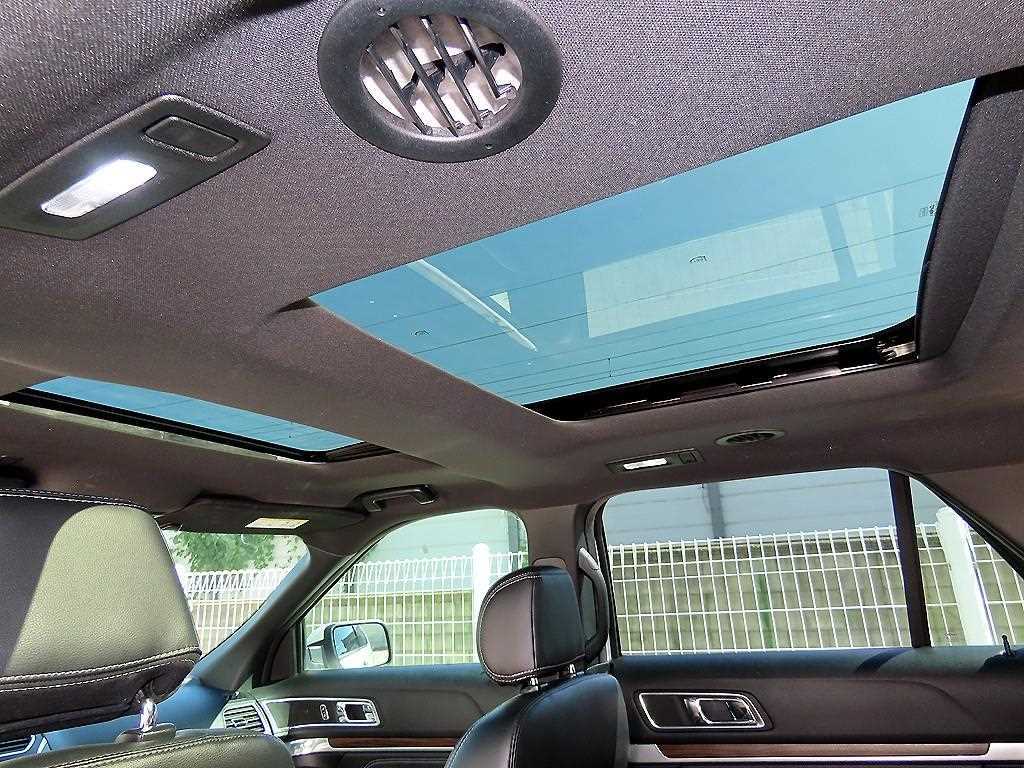 Ford Explorer — photo 17