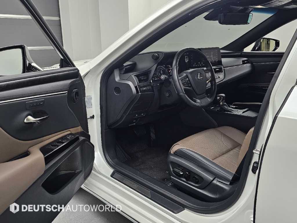 Lexus ES — photo 11