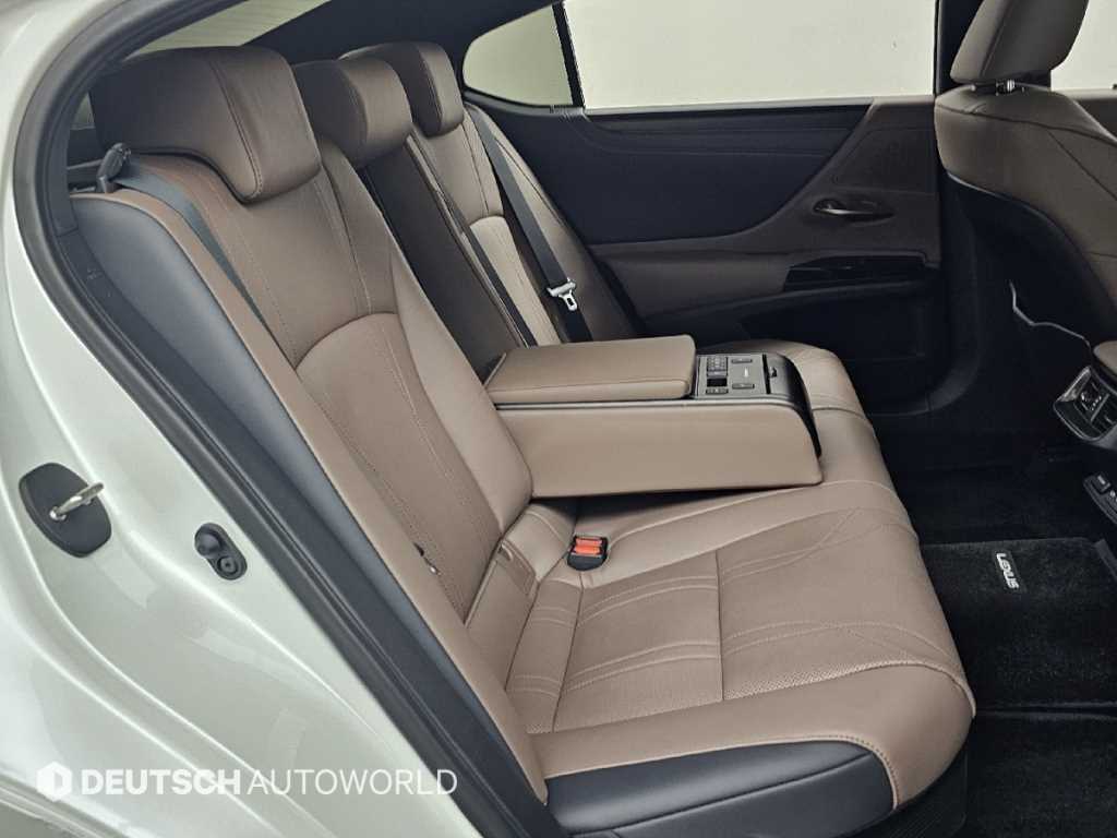 Lexus ES — photo 12