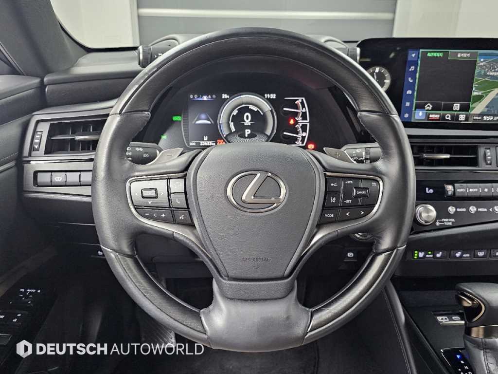 Lexus ES — photo 13
