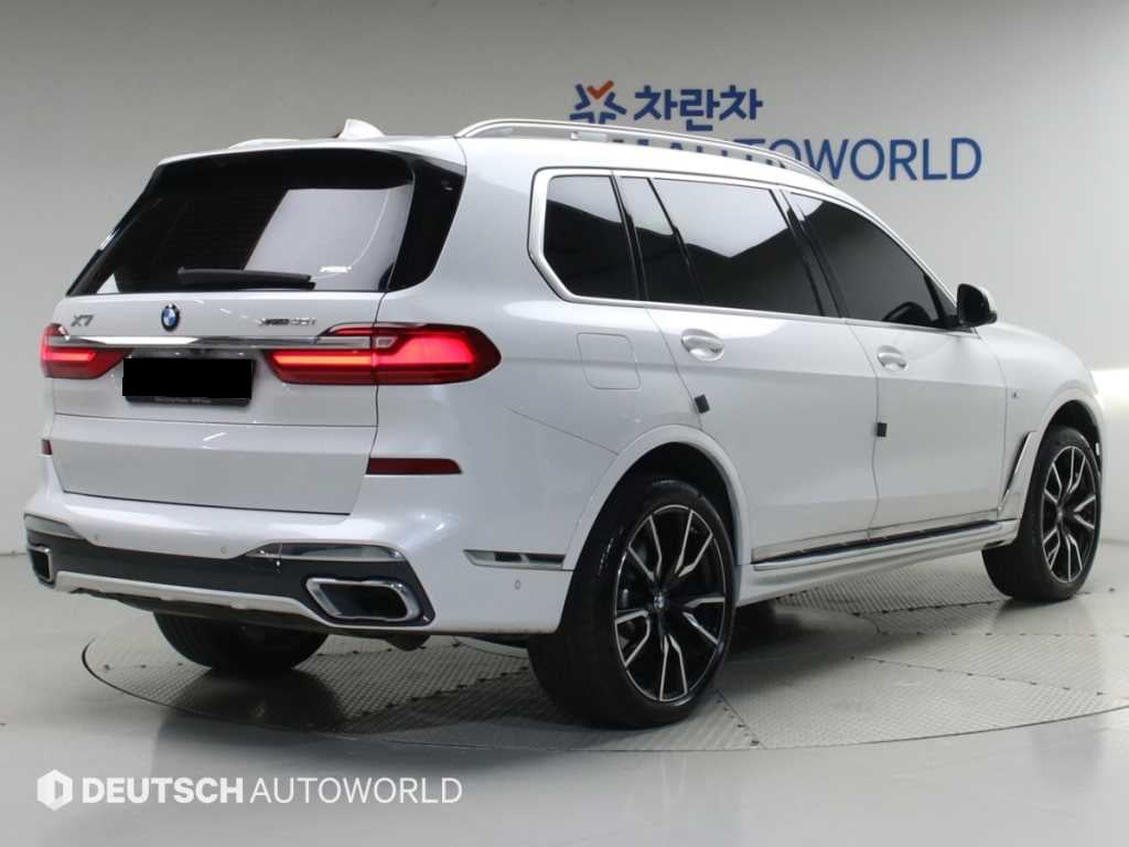BMW X7 — photo 02