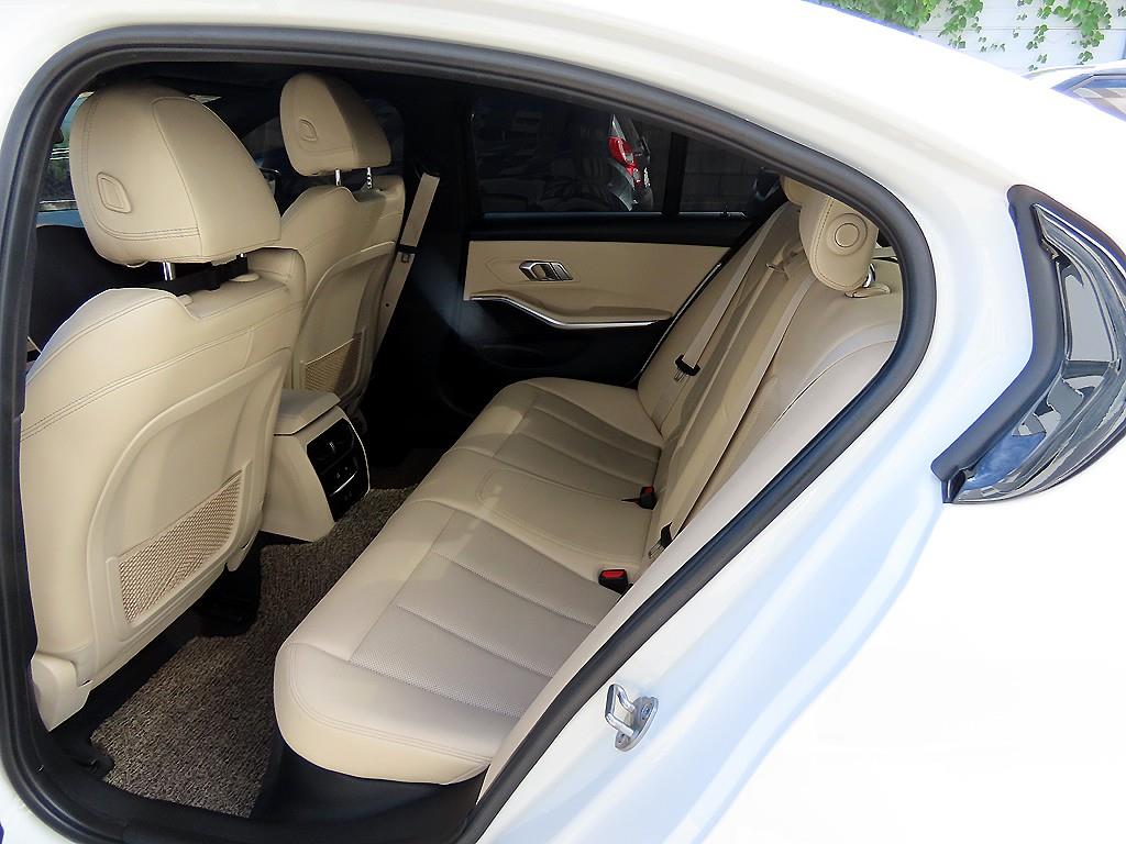 BMW 3-Series — photo 06