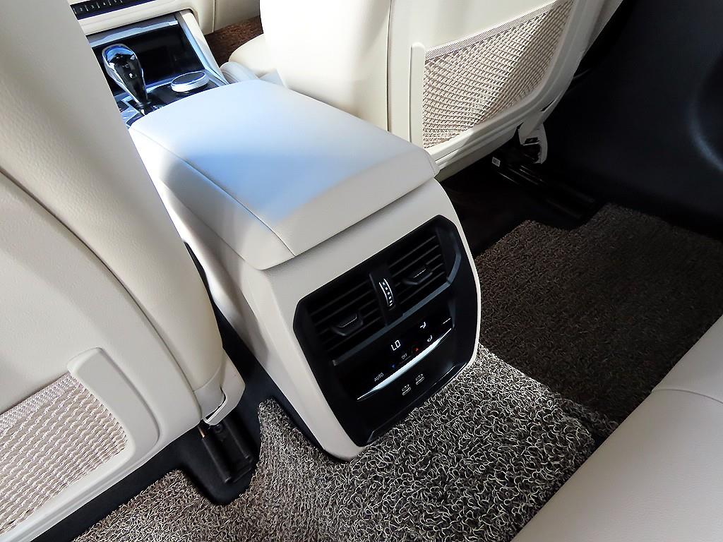 BMW 3-Series — photo 17