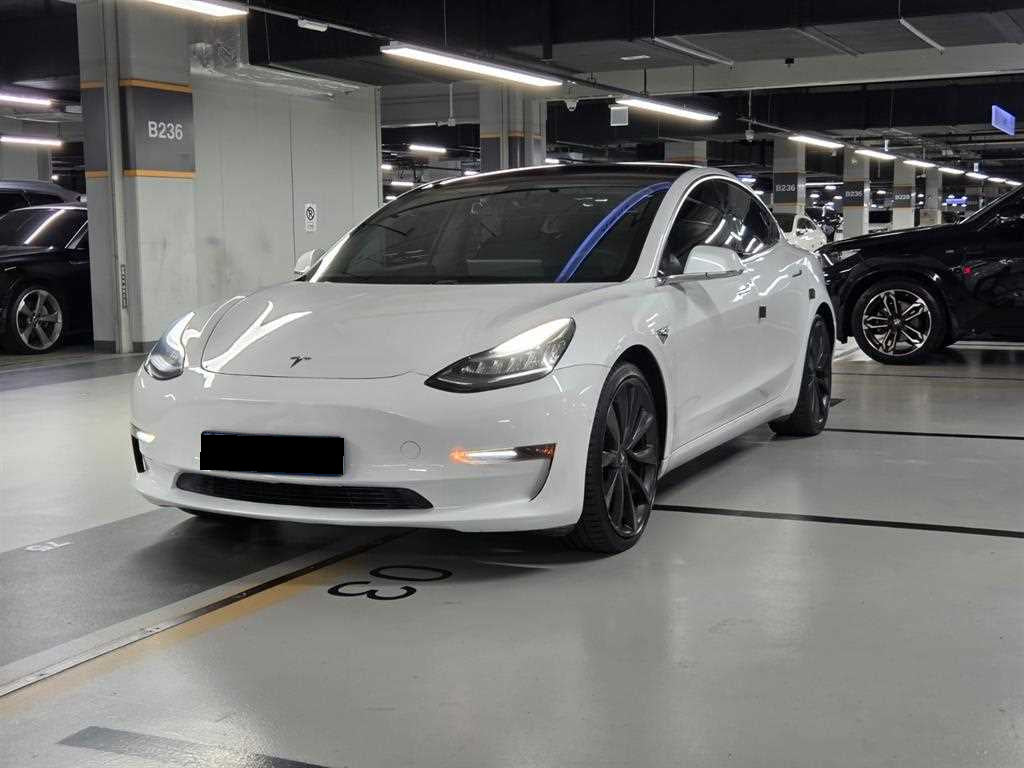 Tesla Model 3 — photo 01