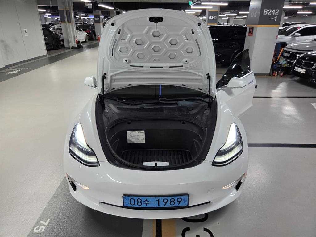 Tesla Model 3 — photo 06