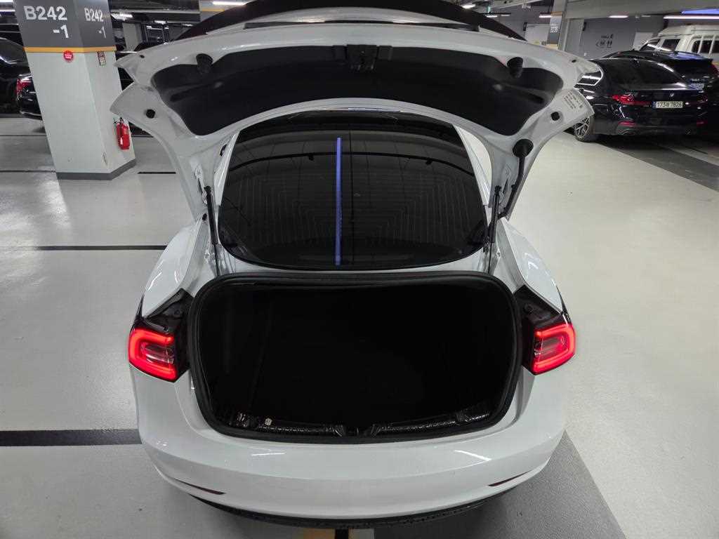 Tesla Model 3 — photo 07