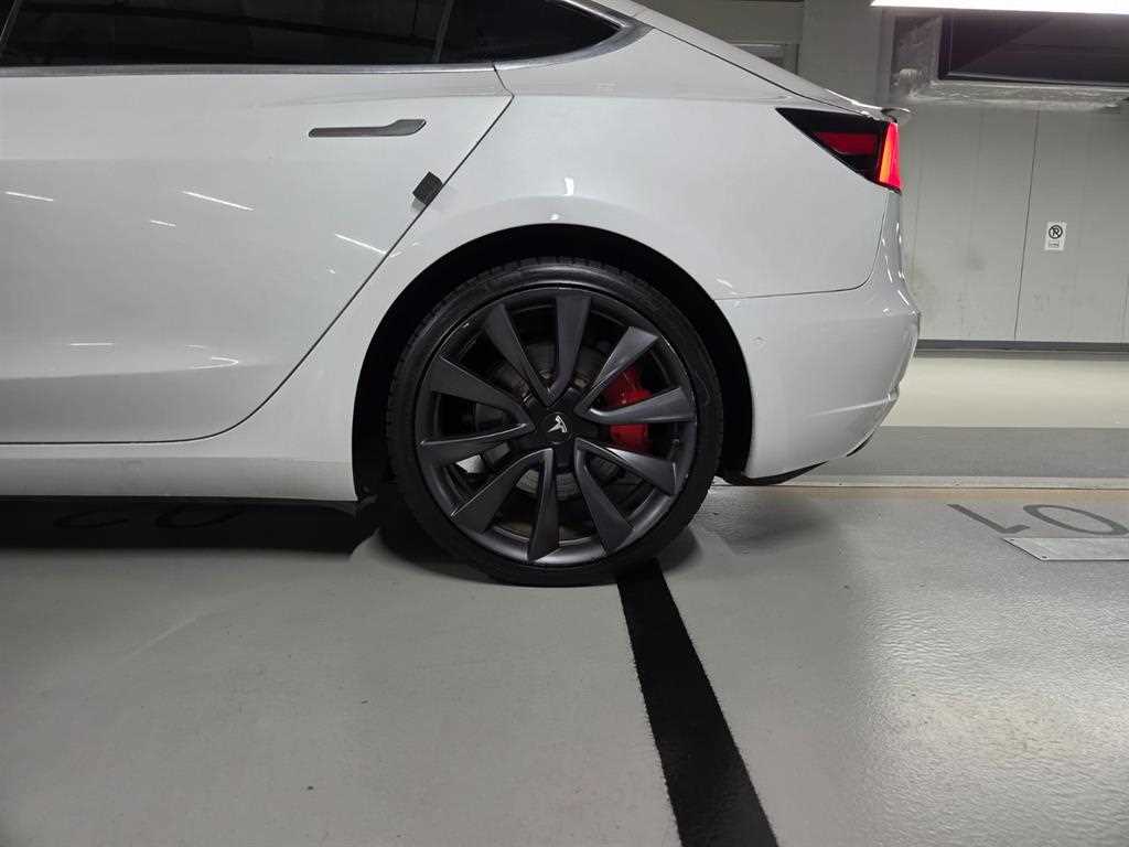 Tesla Model 3 — photo 08