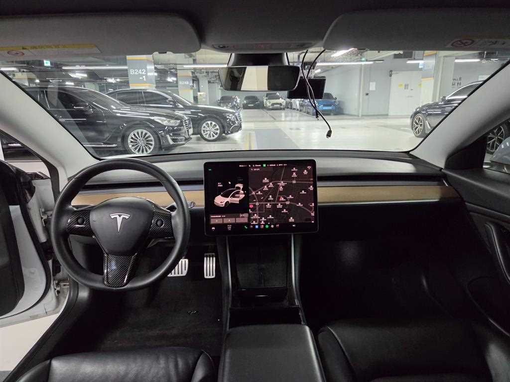 Tesla Model 3 — photo 10