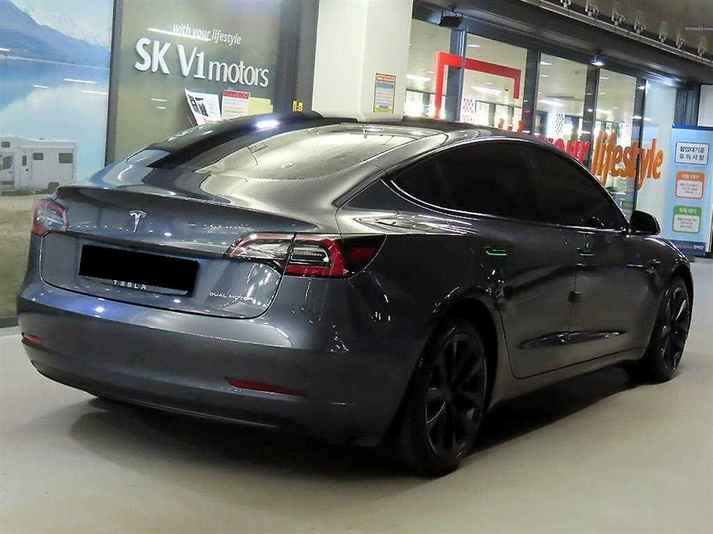 Tesla Model 3 — photo 04