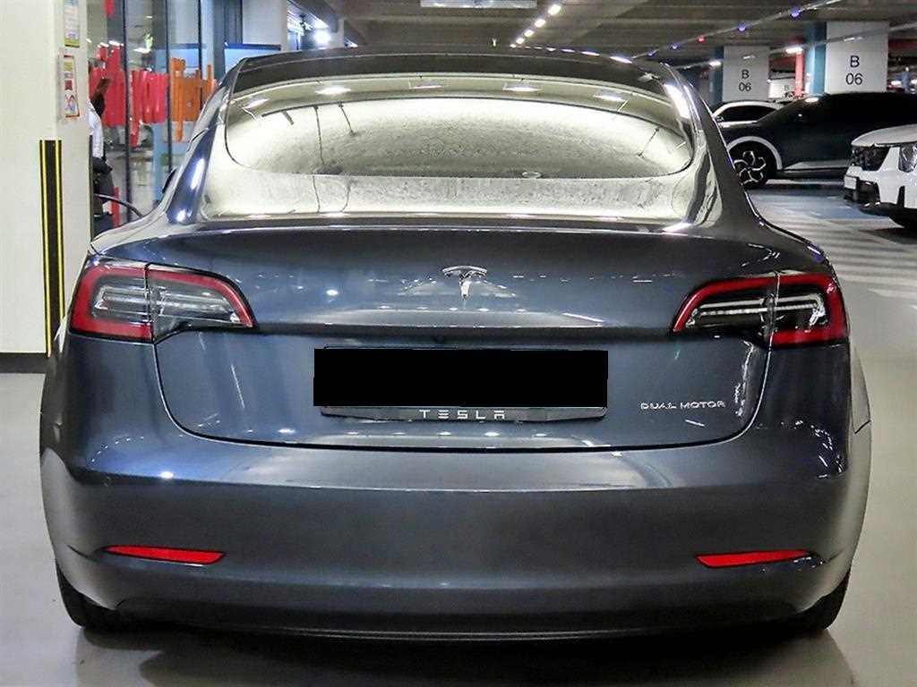 Tesla Model 3 — photo 05