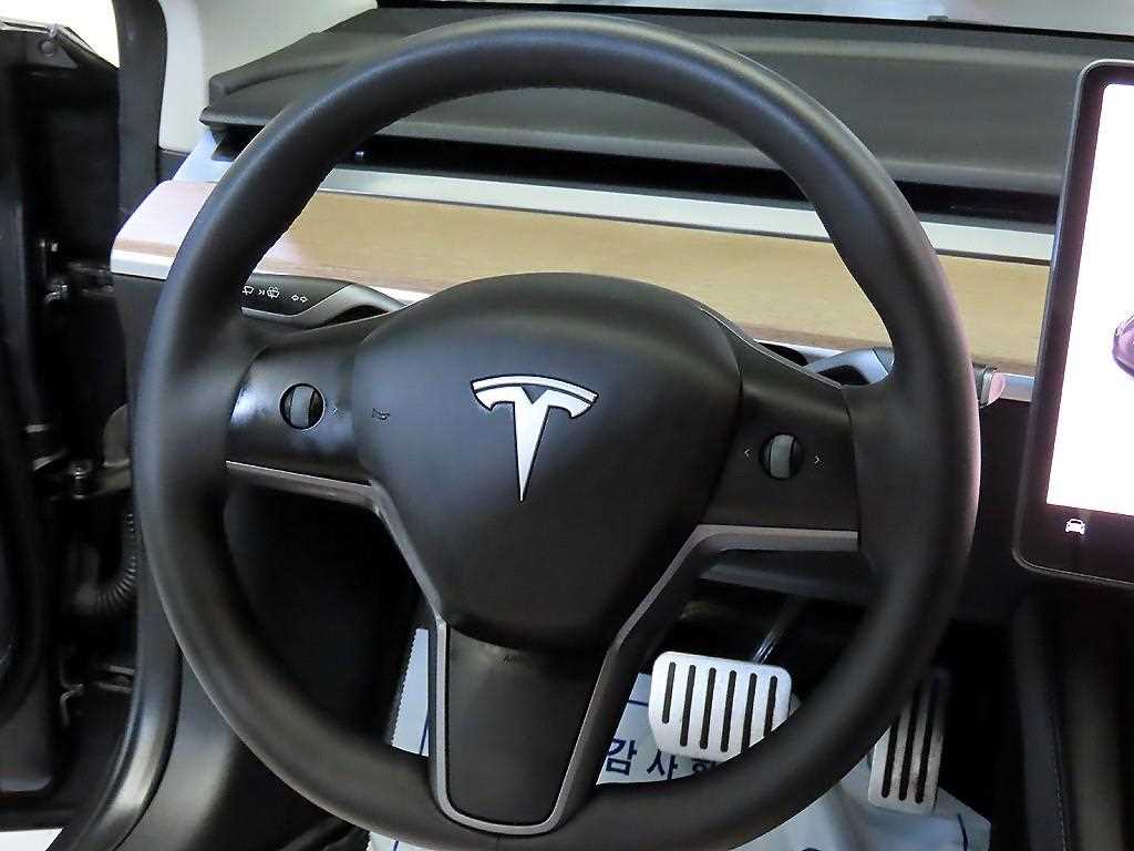 Tesla Model 3 — photo 08