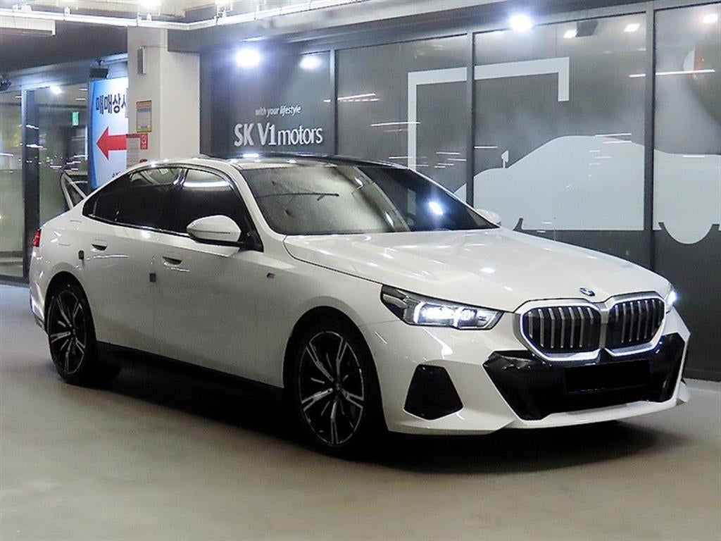 BMW 5-Series — photo 01