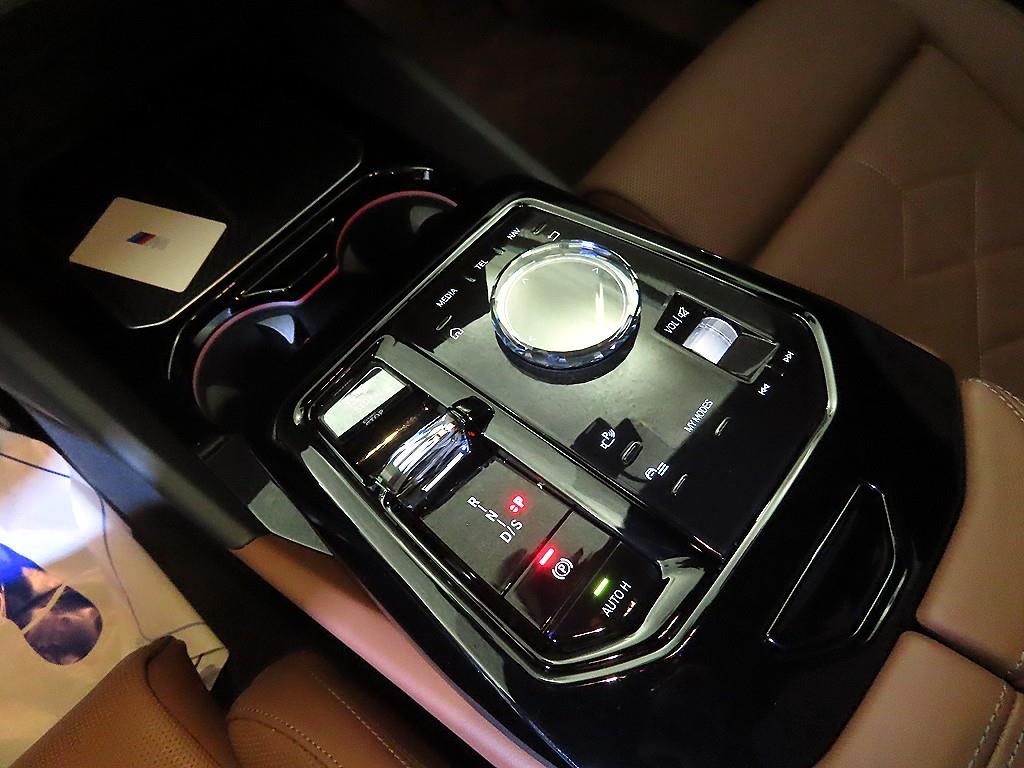 BMW 5-Series — photo 12