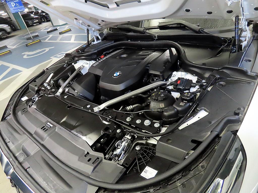 BMW 5-Series — photo 19
