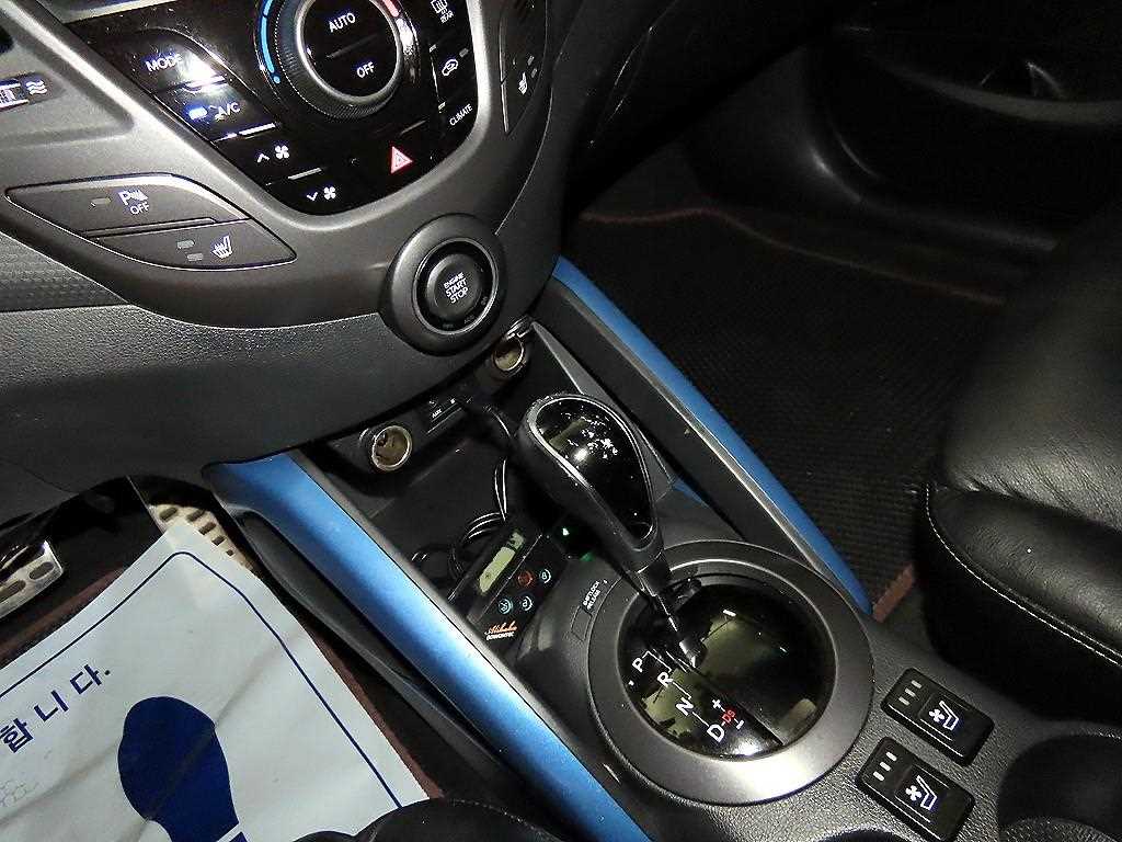 Hyundai Veloster — photo 12