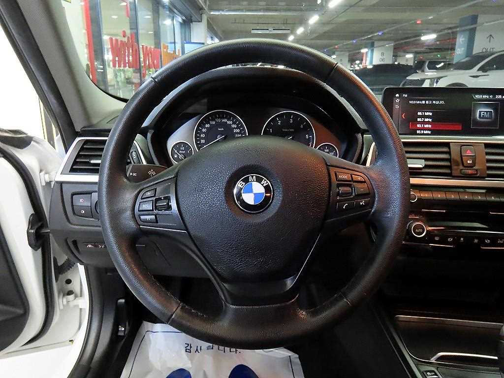 BMW 3-Series — photo 08