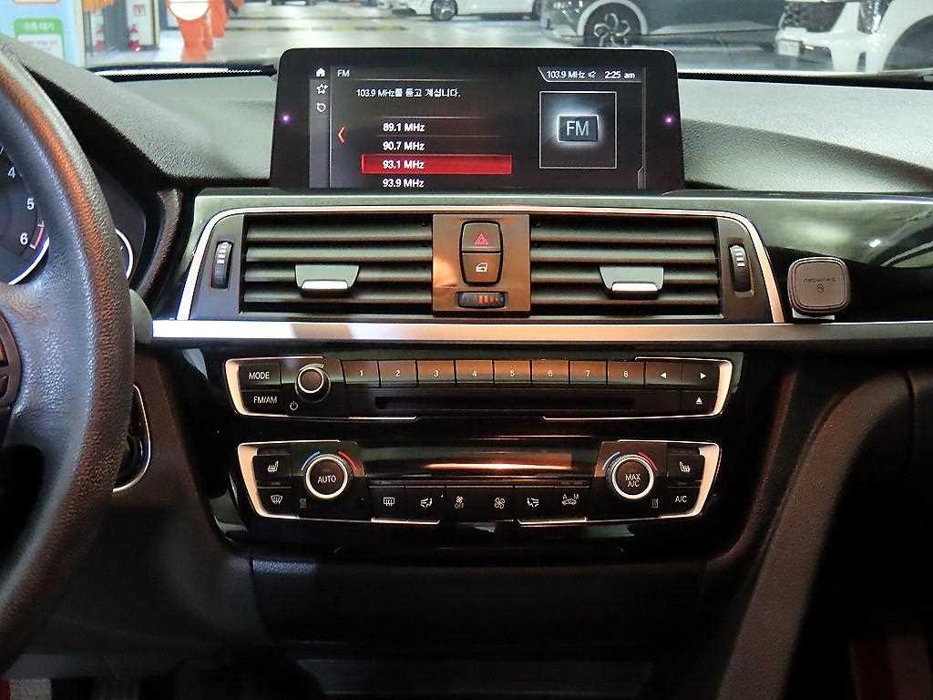 BMW 3-Series — photo 11