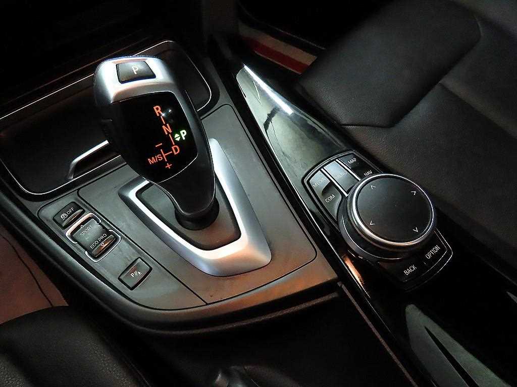BMW 3-Series — photo 12