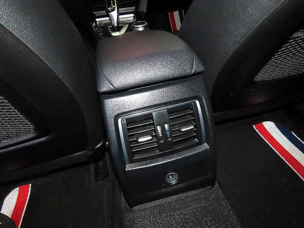 BMW 3-Series — photo 16