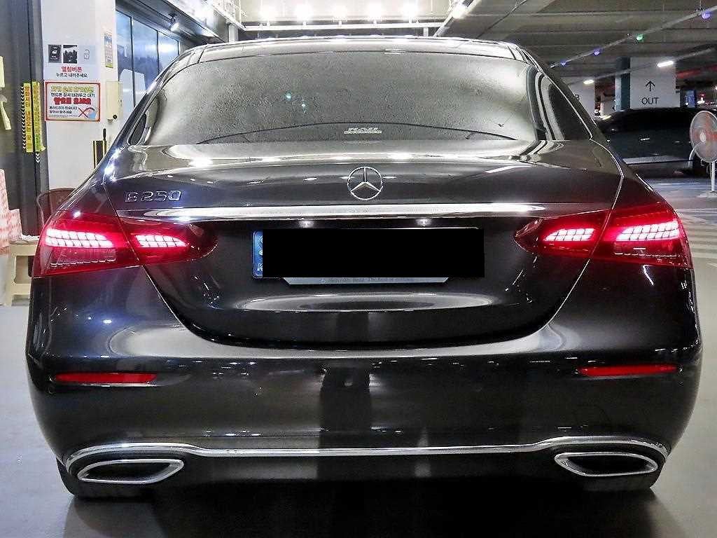 Mercedes-Benz E-Class — photo 06