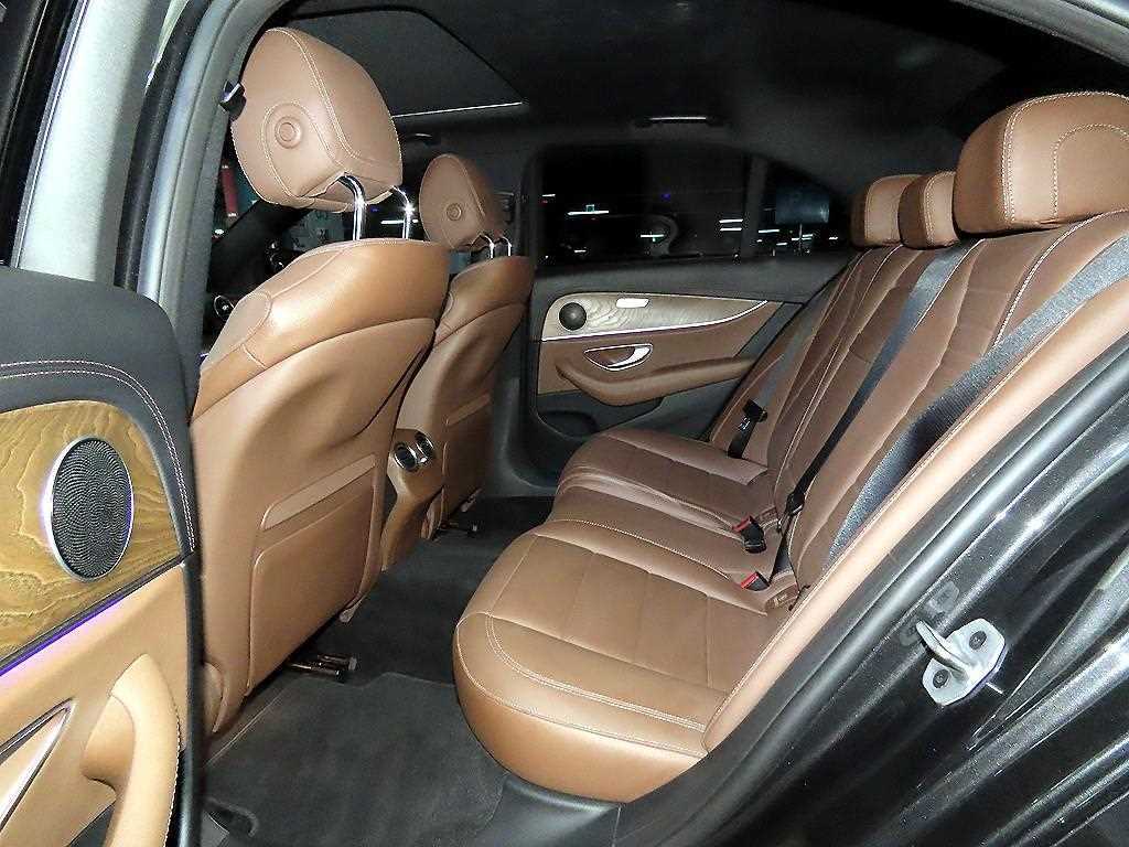 Mercedes-Benz E-Class — photo 08