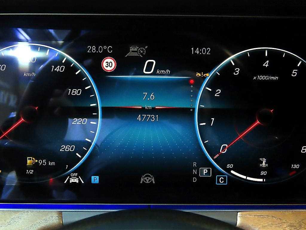 Mercedes-Benz E-Class — photo 10