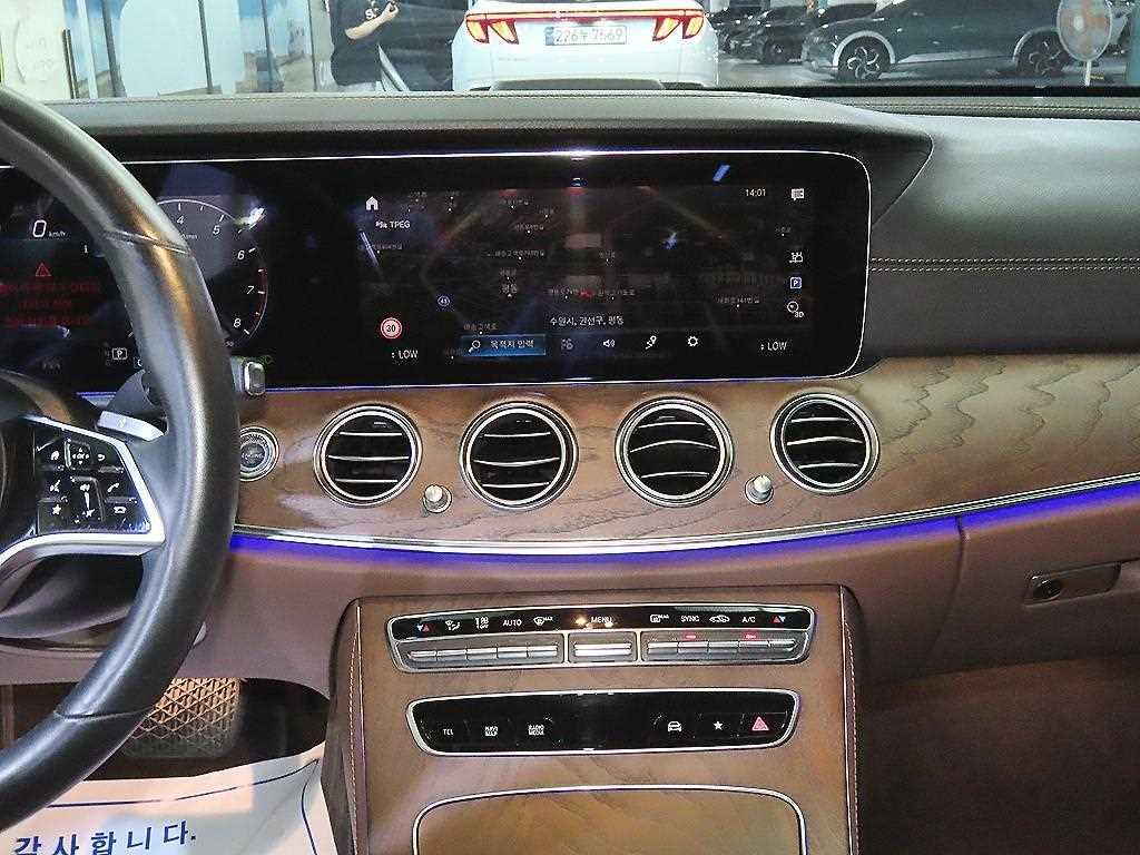 Mercedes-Benz E-Class — photo 11