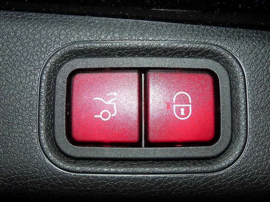 Mercedes-Benz E-Class — photo 16