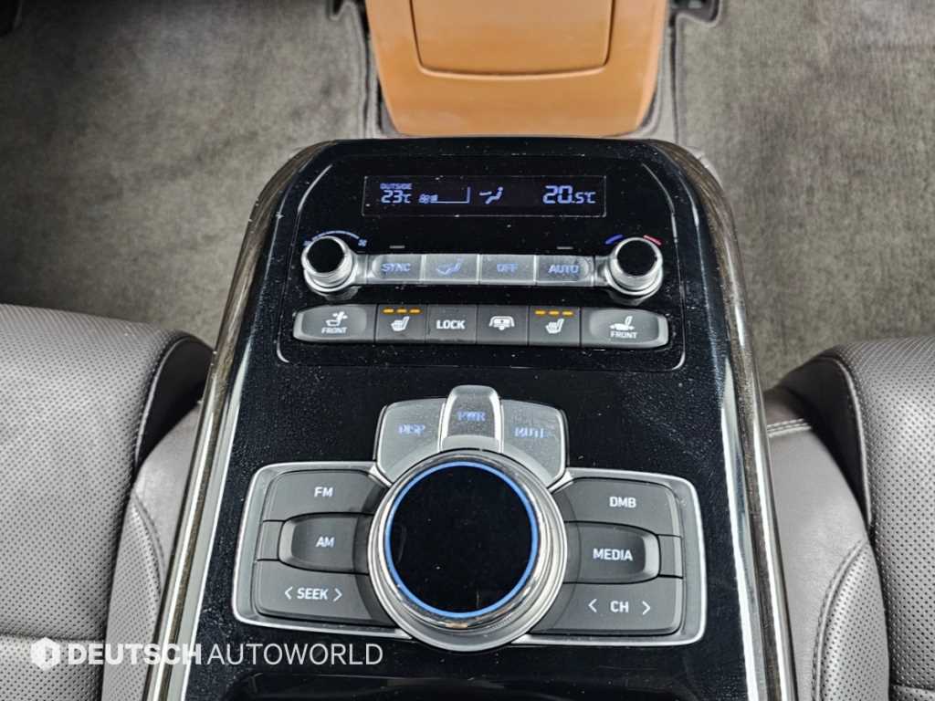 Genesis G90 — photo 16
