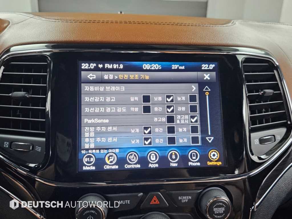 Jeep Cherokee — photo 17