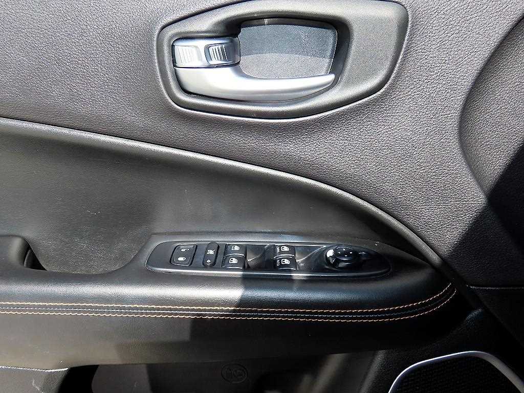 Jeep Compass — photo 11