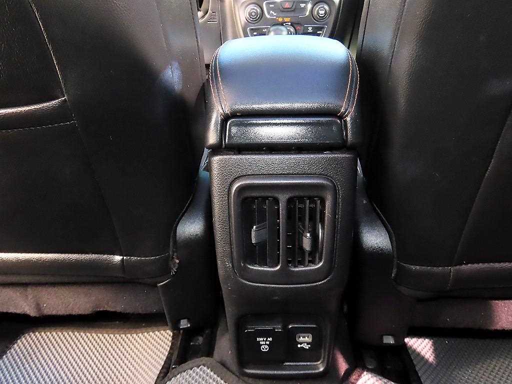Jeep Compass — photo 17