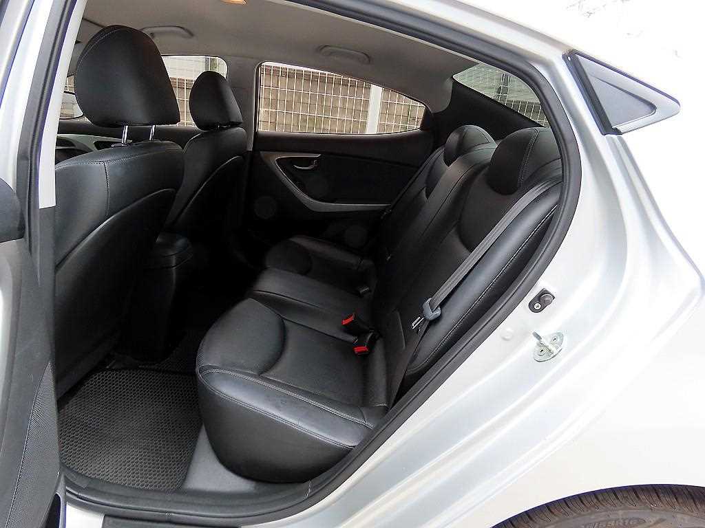 Hyundai Avante — photo 06