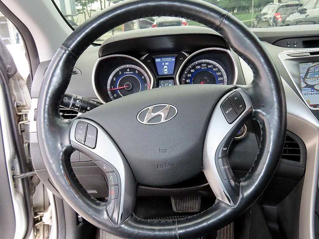 Hyundai Avante — photo 08