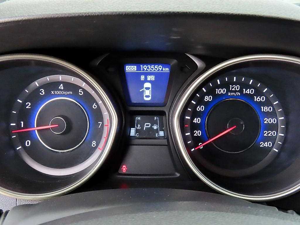 Hyundai Avante — photo 09