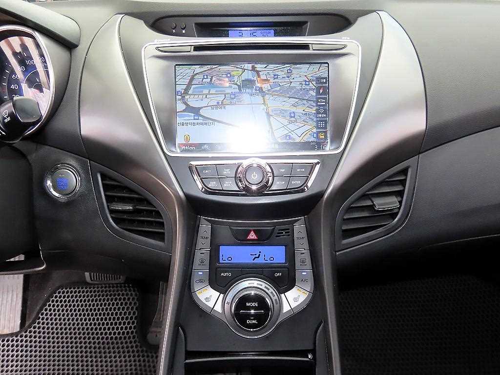 Hyundai Avante — photo 13
